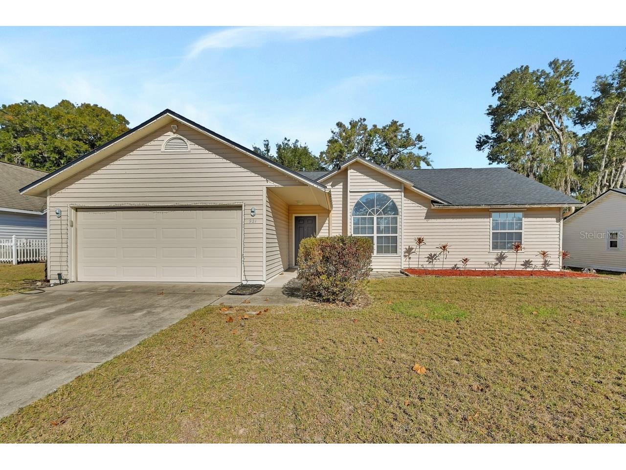 921 Village Lake Drive N Deland FL 32724 V4946522 image1