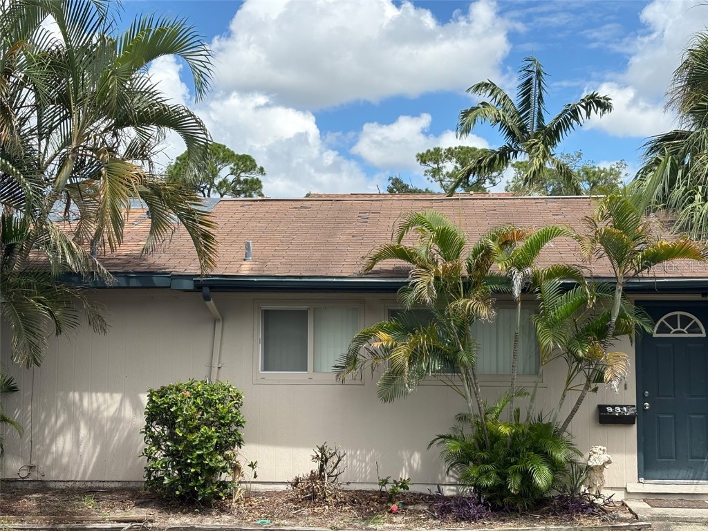 927 Byron Lane #13-B Sarasota FL 34243 A4667685 image1