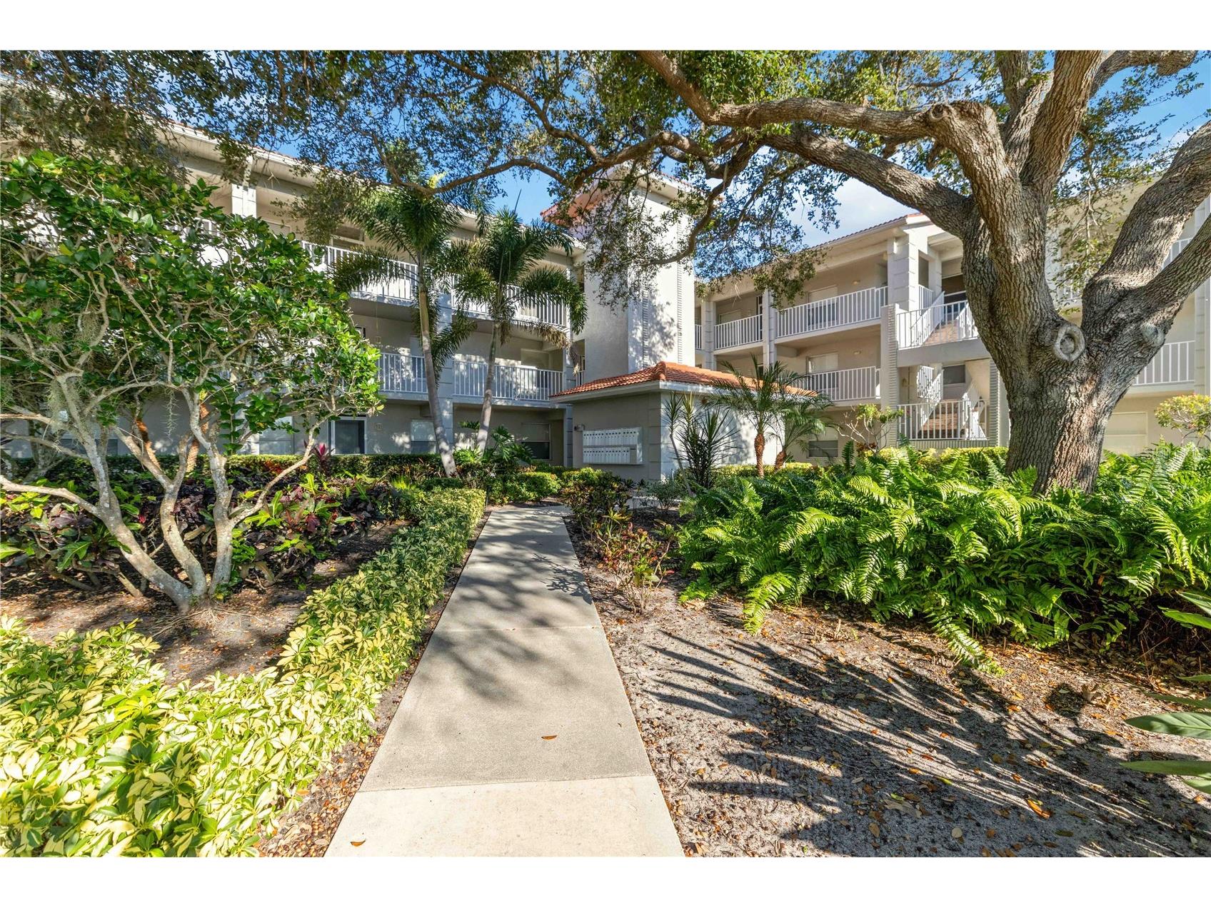 9300 Clubside Circle #1208 Sarasota FL 34238 A4695407 image2