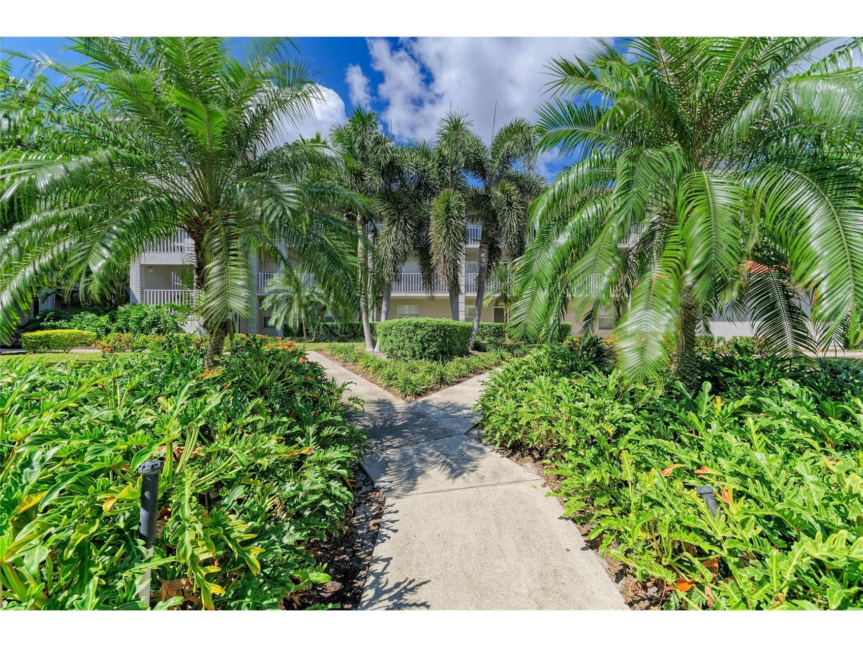 9320 Clubside Circle #2104 Sarasota FL 34238 A4668188 image1