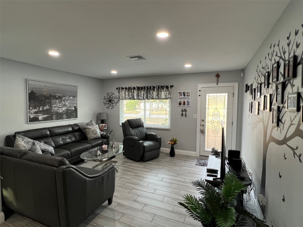 9328 Forest Hills Tampa FL 33612 TB8455894 image19