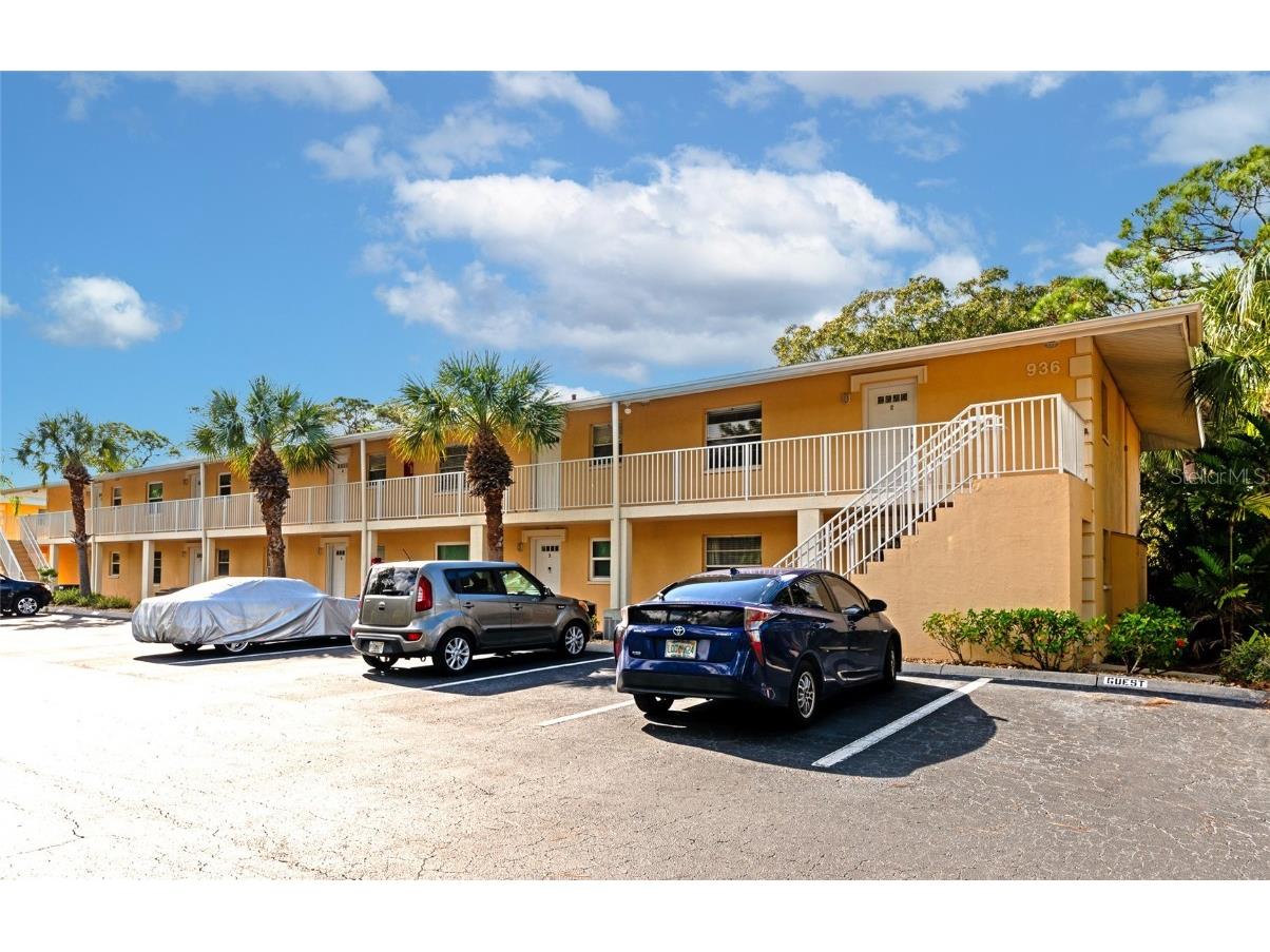 936 La Costa Circle #4 Sarasota FL 34237 A4638028 image1