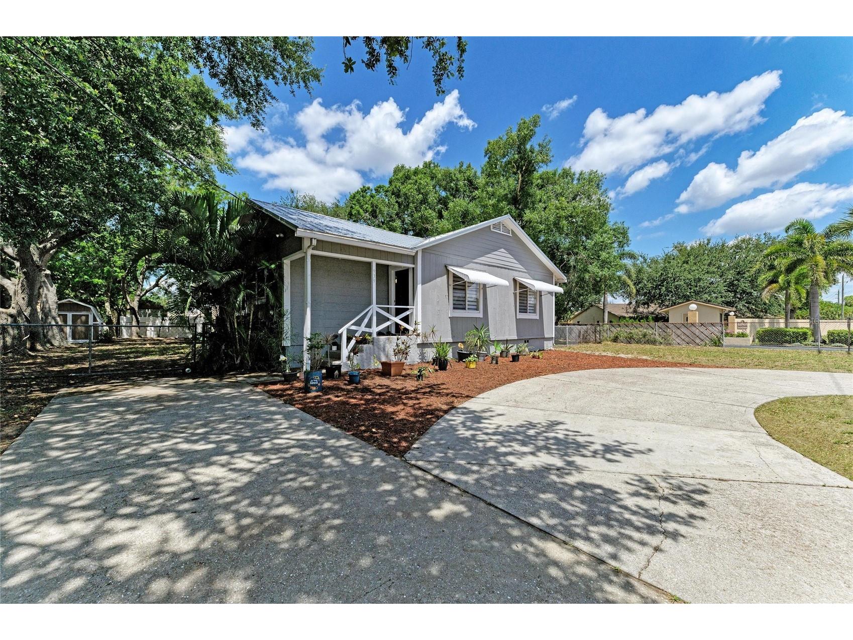 939 N Lockwood Ridge Road Sarasota FL 34237 A4693769 image1