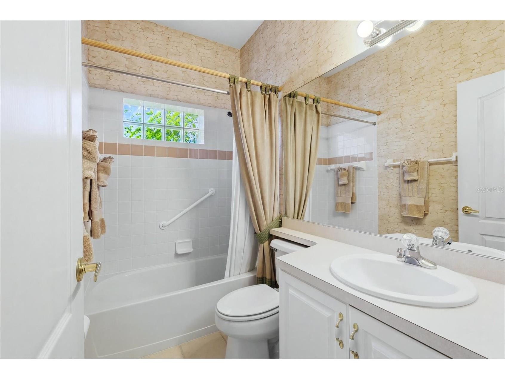 9402 Forest Hills Circle Sarasota FL 34238 A4697494 image25