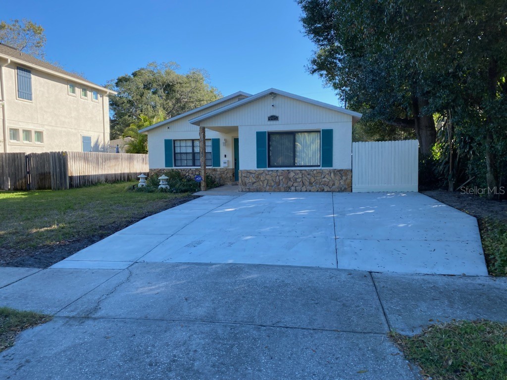 945 14th Street N Saint Petersburg FL 33705 U8236867 image1
