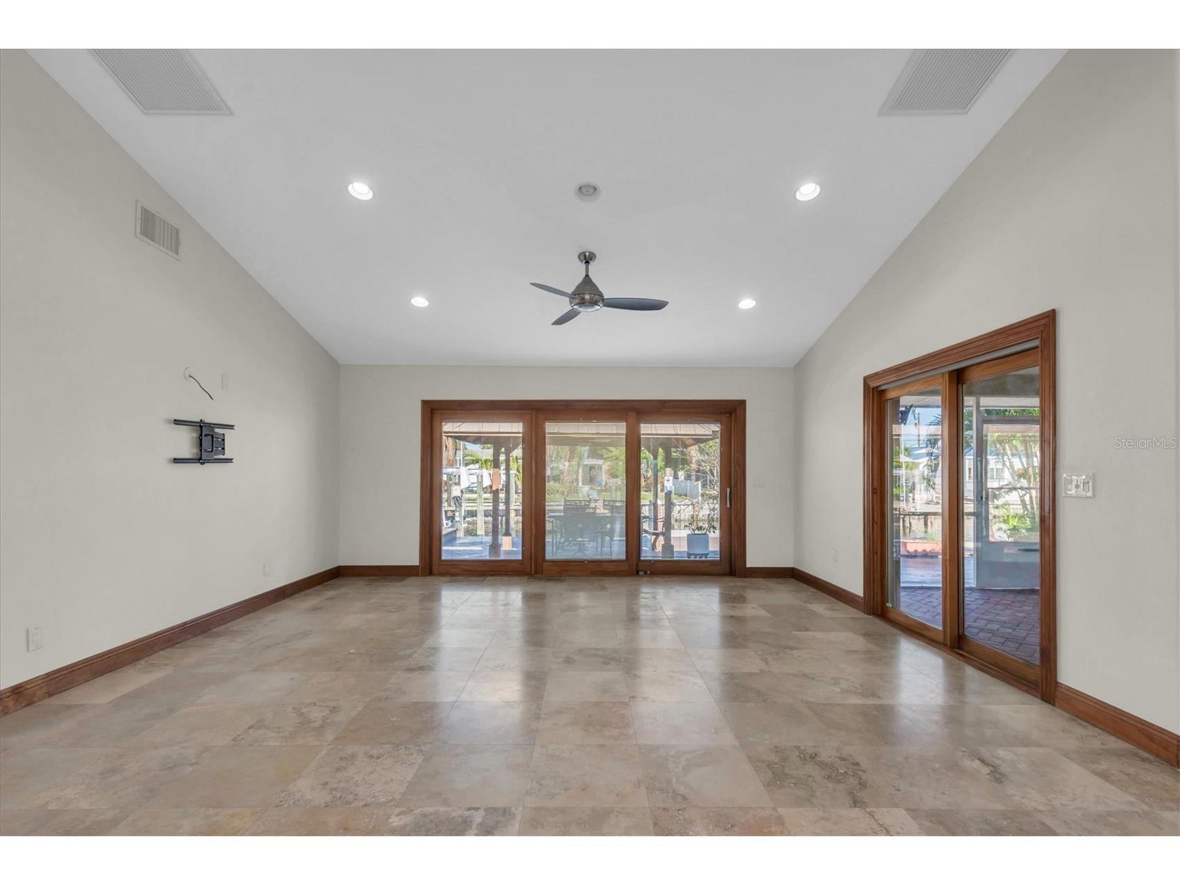 9453 Treasure Lane NE Saint Petersburg FL 33702 TB8463125 image8