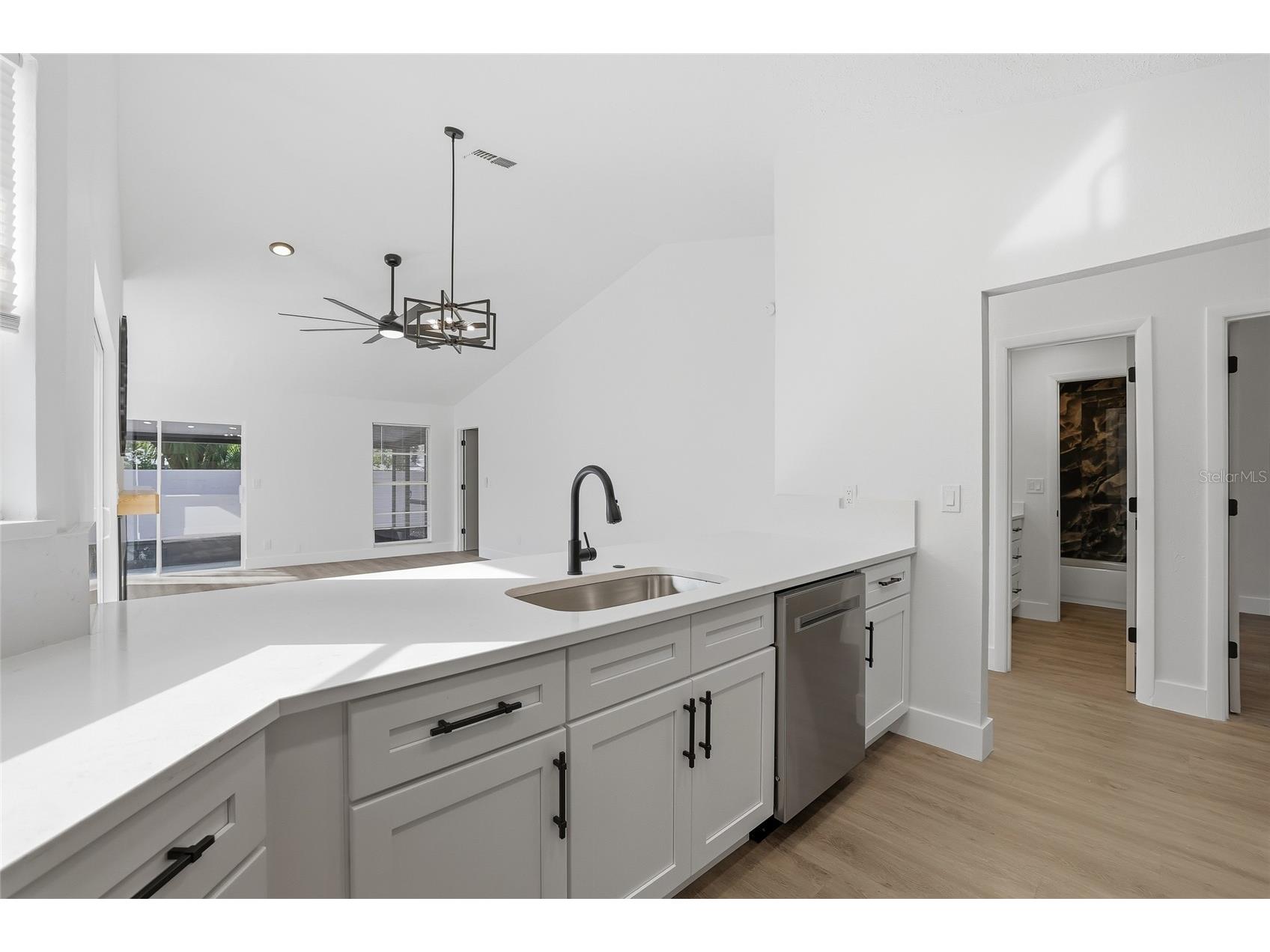 9478 Forest Hills Circle Tampa FL 33612 TB8464825 image5