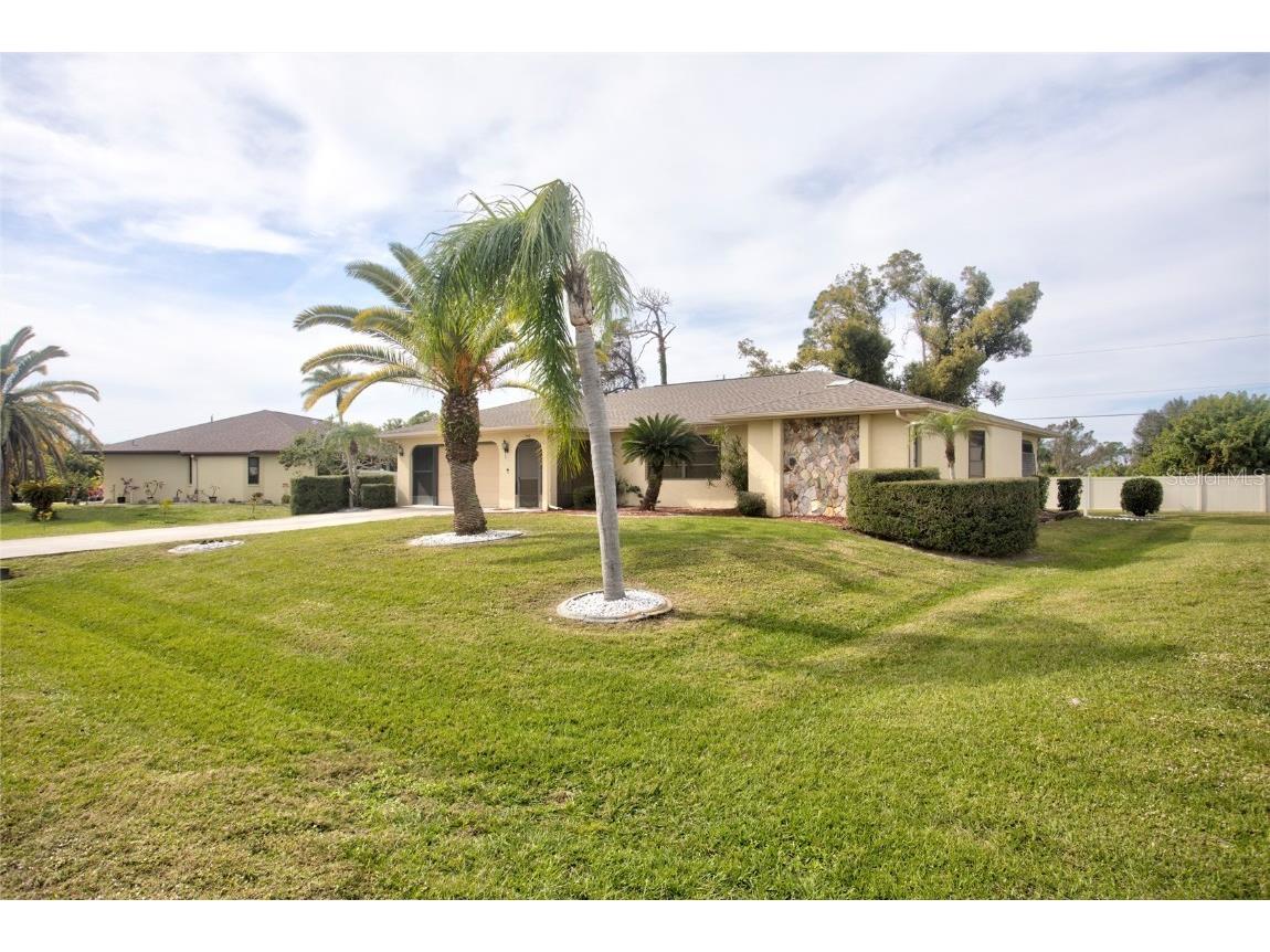 948 Andrews Avenue NW Port Charlotte FL 33948 D6134032 image1