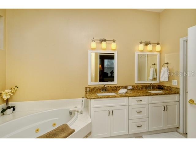 9480 Forest Hills Circle Sarasota FL 34238 A4650928 image21