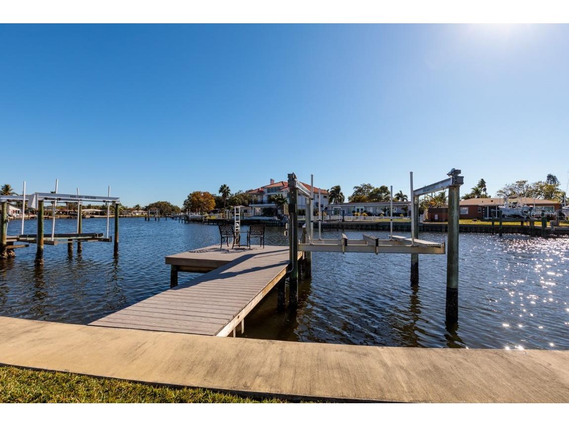 9498 Sun Isle Drive NE Saint Petersburg FL 33702 U8230279 image1