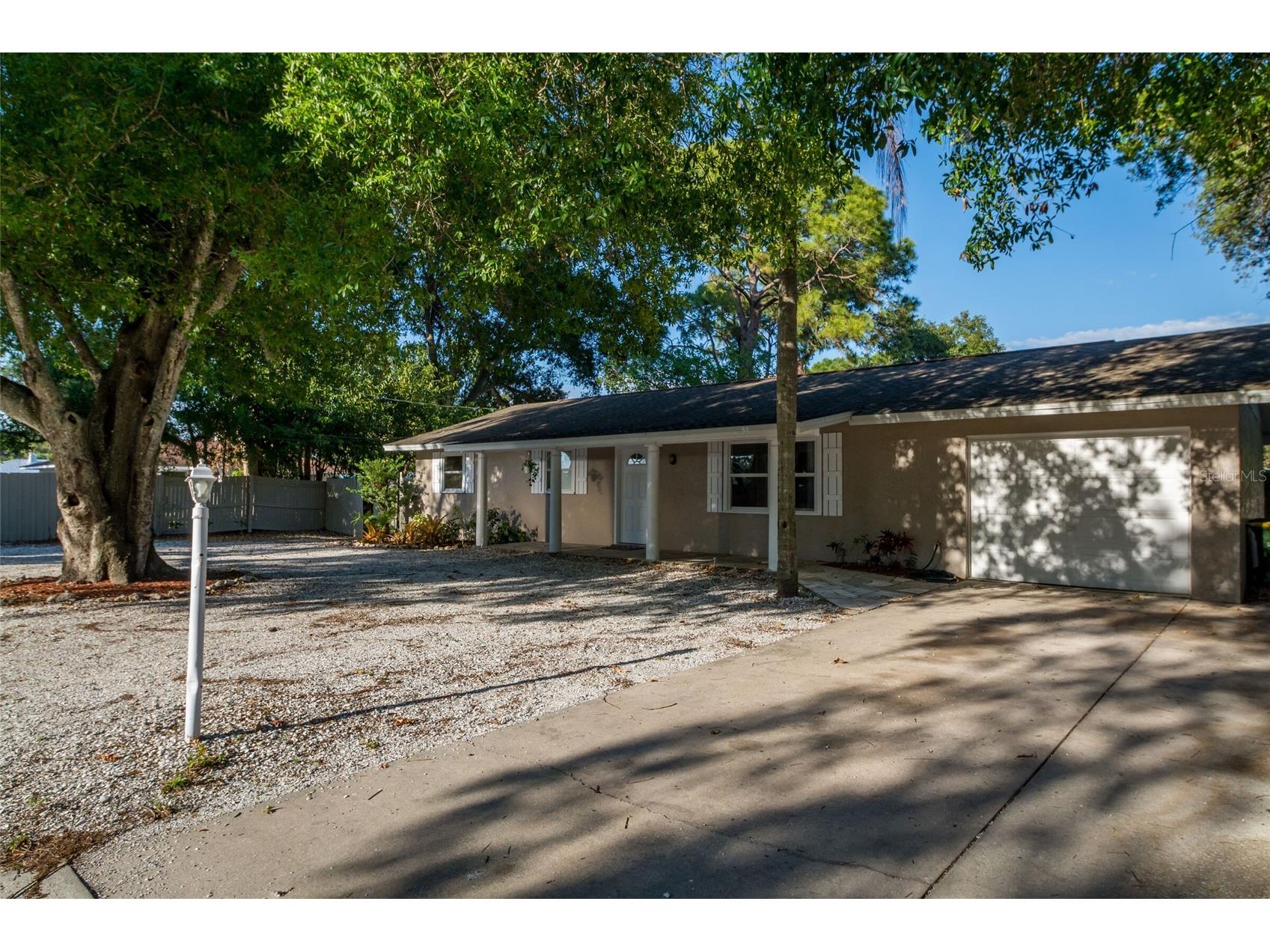 95 S Briggs Avenue Sarasota FL 34237 A4678771 image1