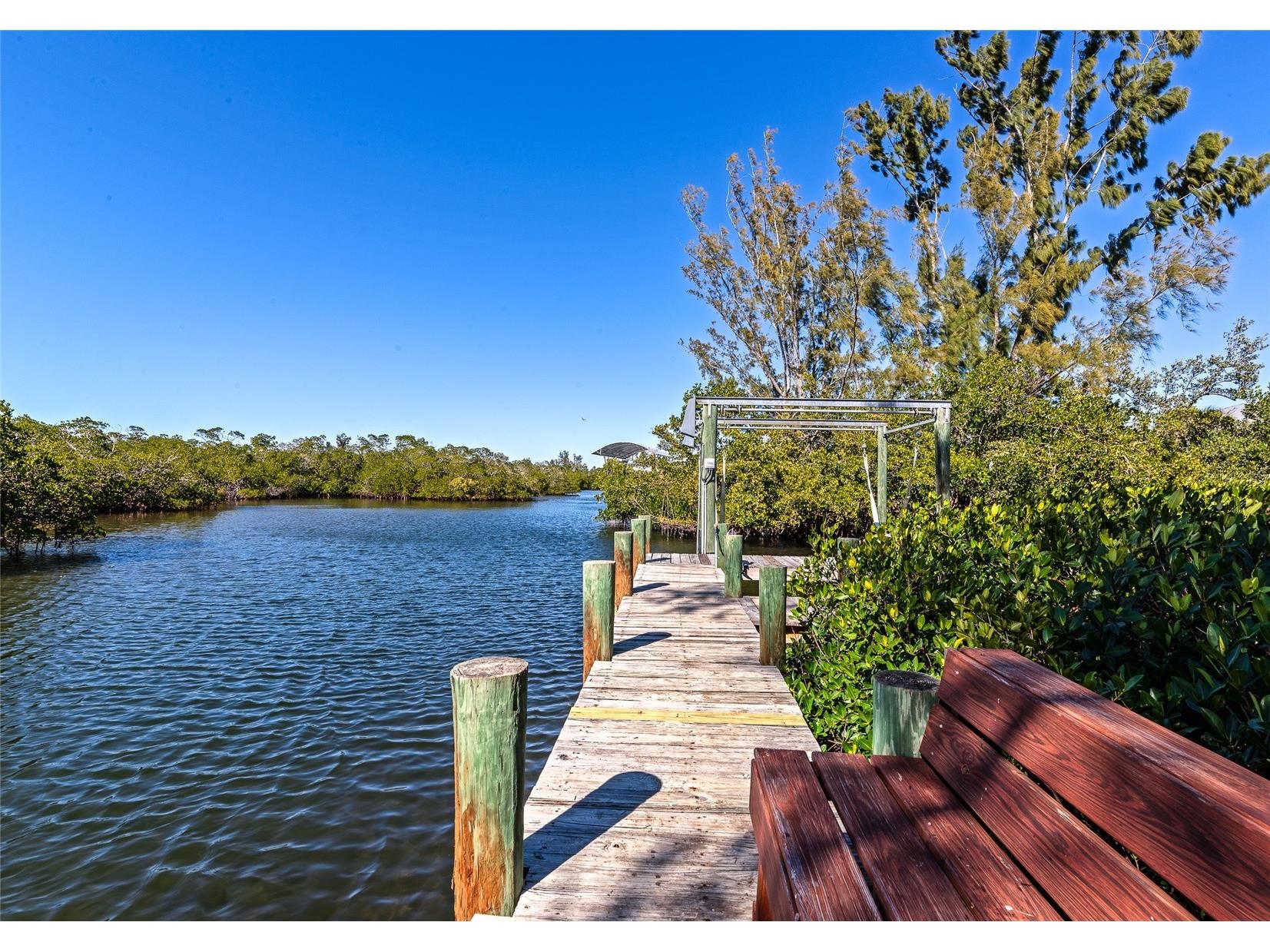 950 Oxford Drive Englewood FL 34223 - GOTTFRIED CREEK TO LEMON BAY N6142928 image1