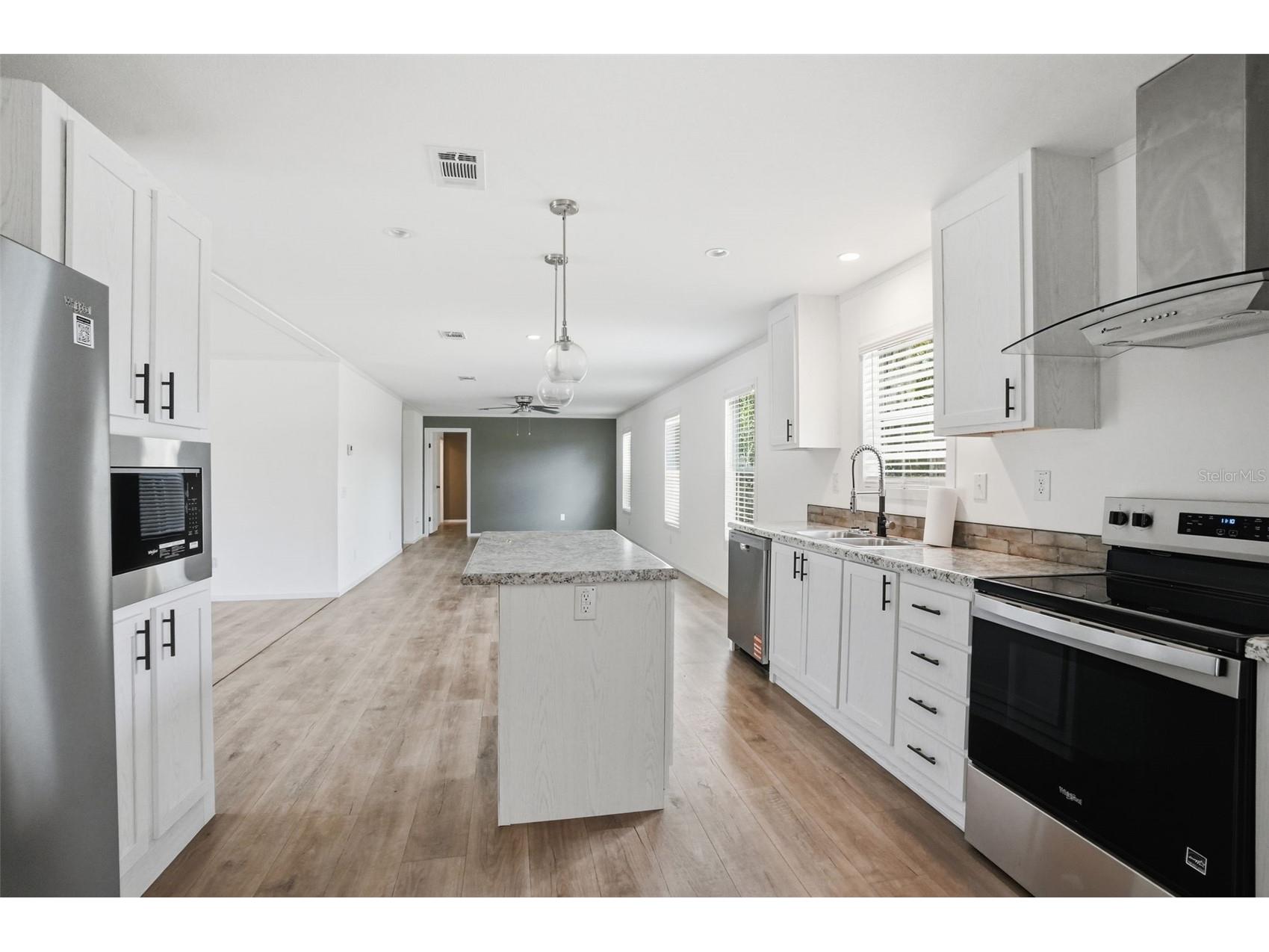 9533 Round Lake Drive Weeki Wachee FL 34613 W7884685 image4