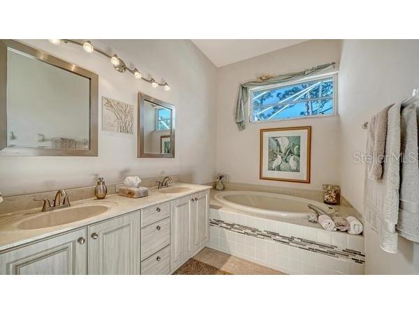 9559 Forest Hills Circle Sarasota FL 34238 A4679954 image24