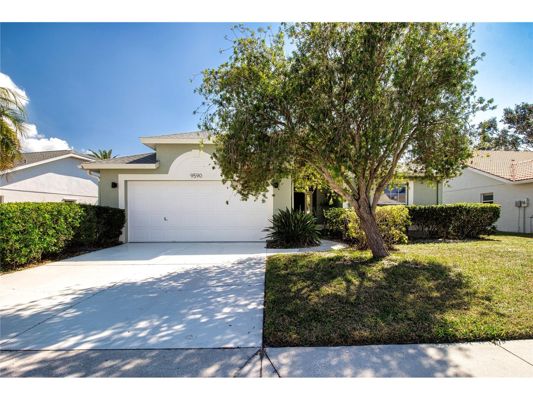 9590 Knightsbridge Circle Sarasota FL 34238 A4689897 image1