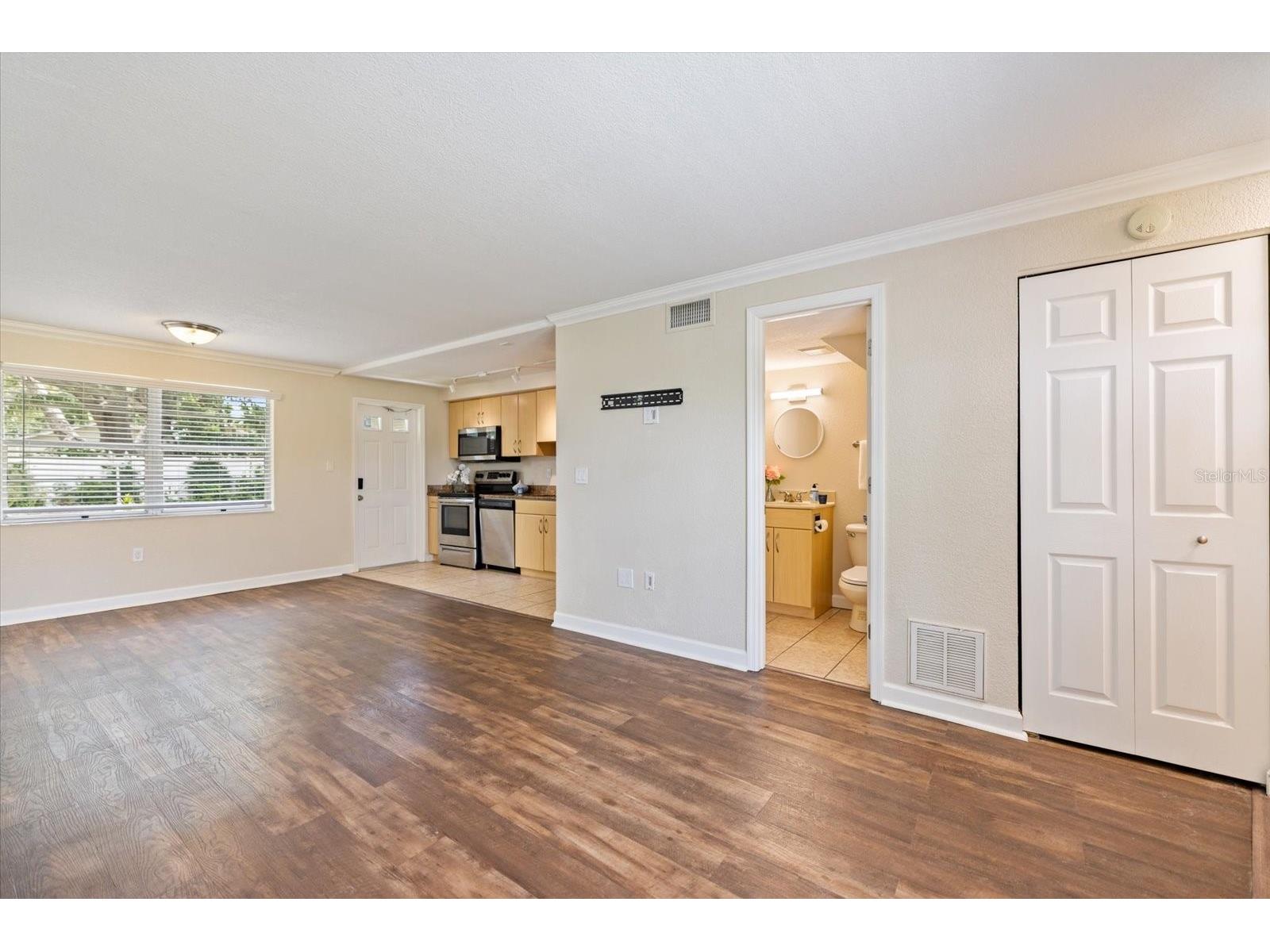 960 Highland Street #A6 Sarasota FL 34234 A4678660 image5