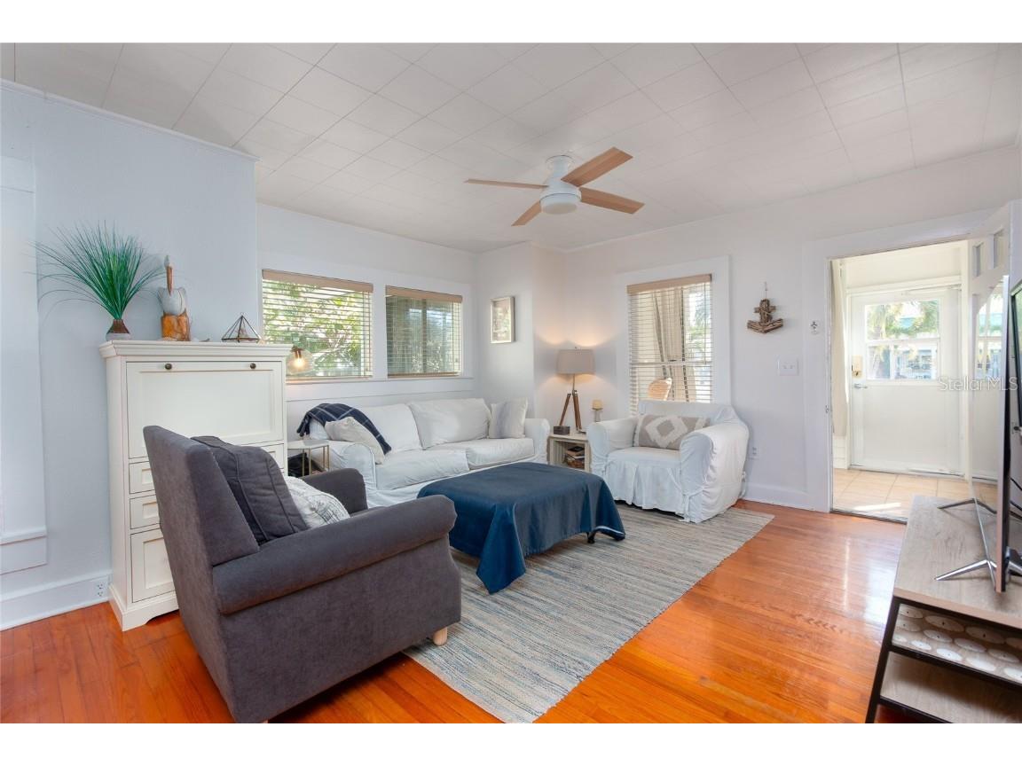 960 Mandalay Avenue Clearwater Beach FL 33767 U8221374 image1