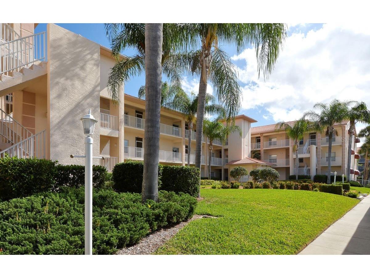 9620 Club South Circle #5105 Sarasota FL 34238 A4648292 image1
