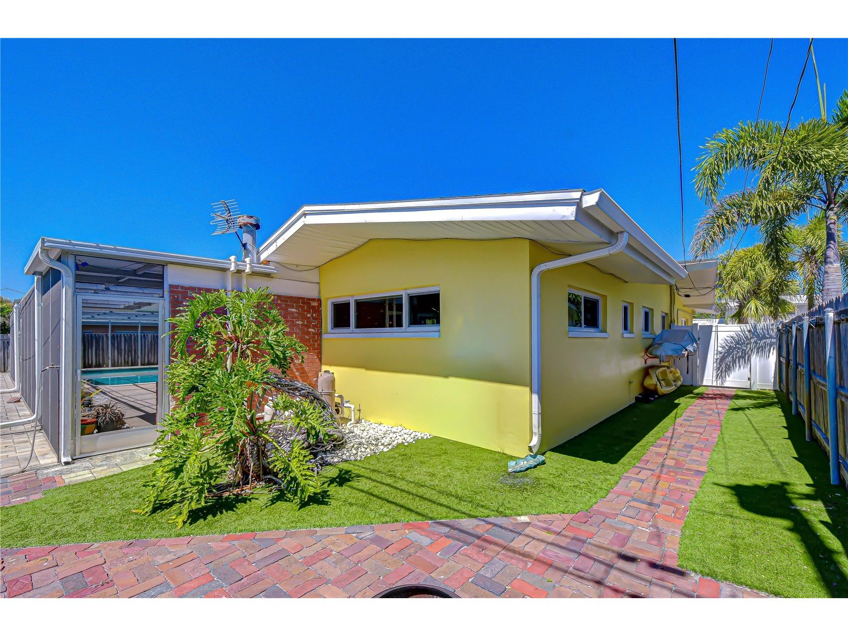 9625 Commodore Drive Seminole FL 33776 TB8502111 image50