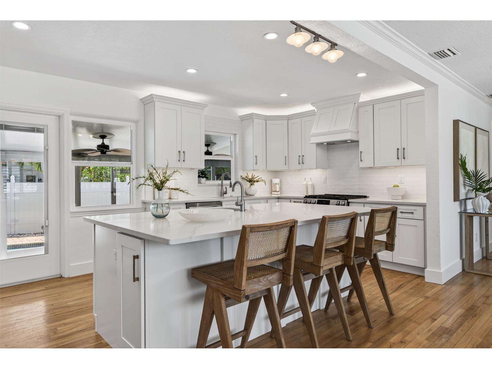 976 Narcissus Avenue Clearwater Beach FL 33767 TB8512363 image6