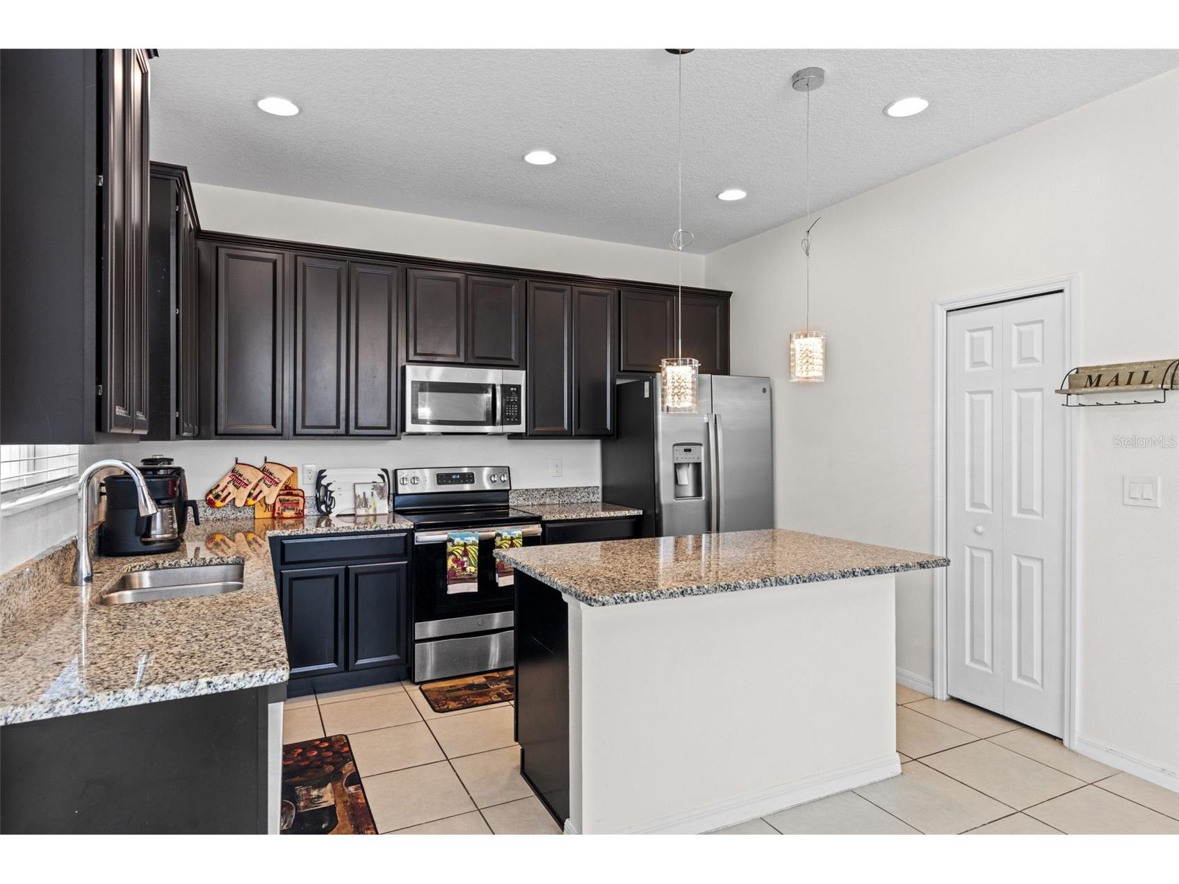 978 E 10th Street Apopka FL 32703 V4948623 image9