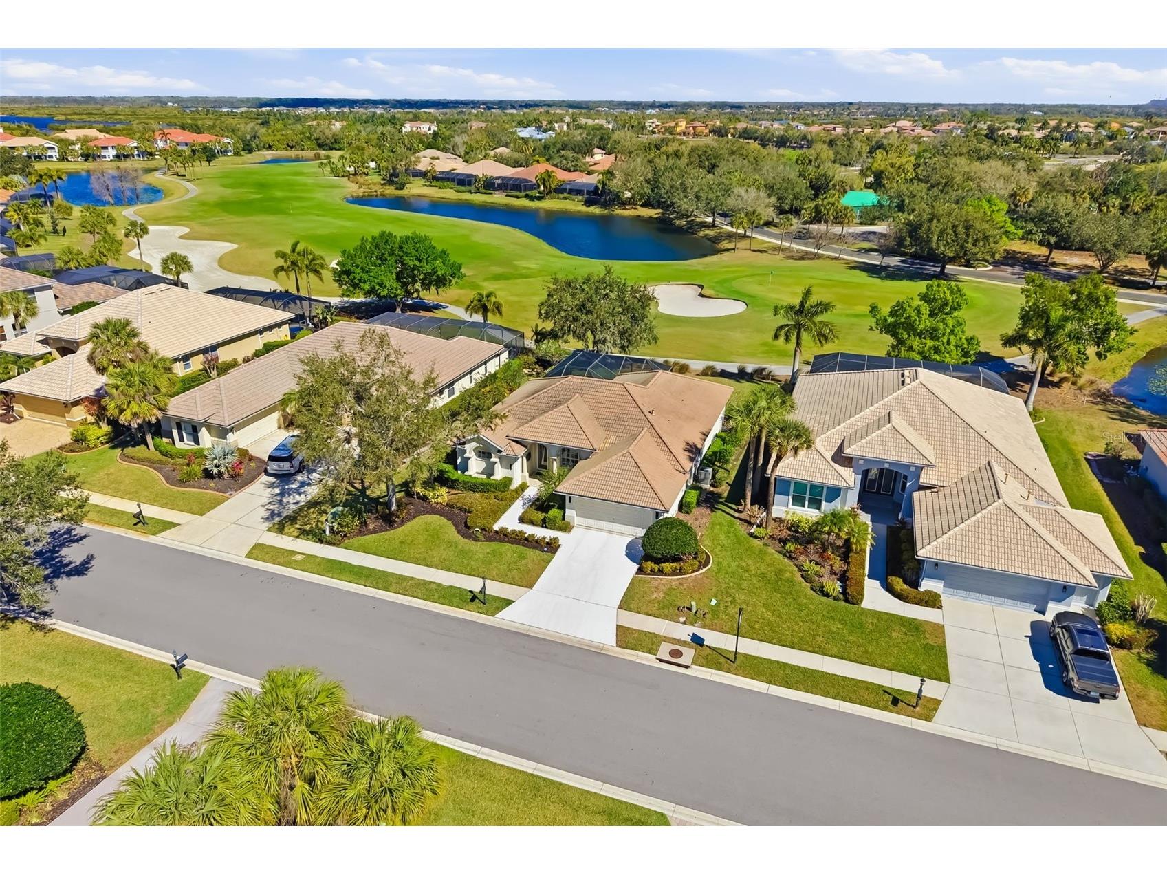 9819 Discovery Terrace Bradenton FL 34212 - 1ST HOLE GOLF COURSE POND A4683912 image1