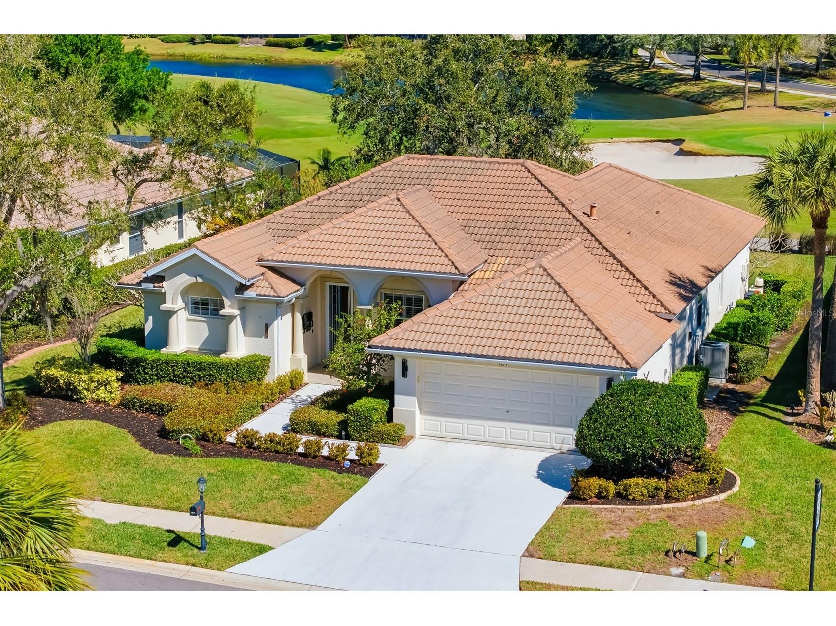 9819 Discovery Terrace Bradenton FL 34212 - 1ST HOLE GOLF COURSE POND A4683912 image2