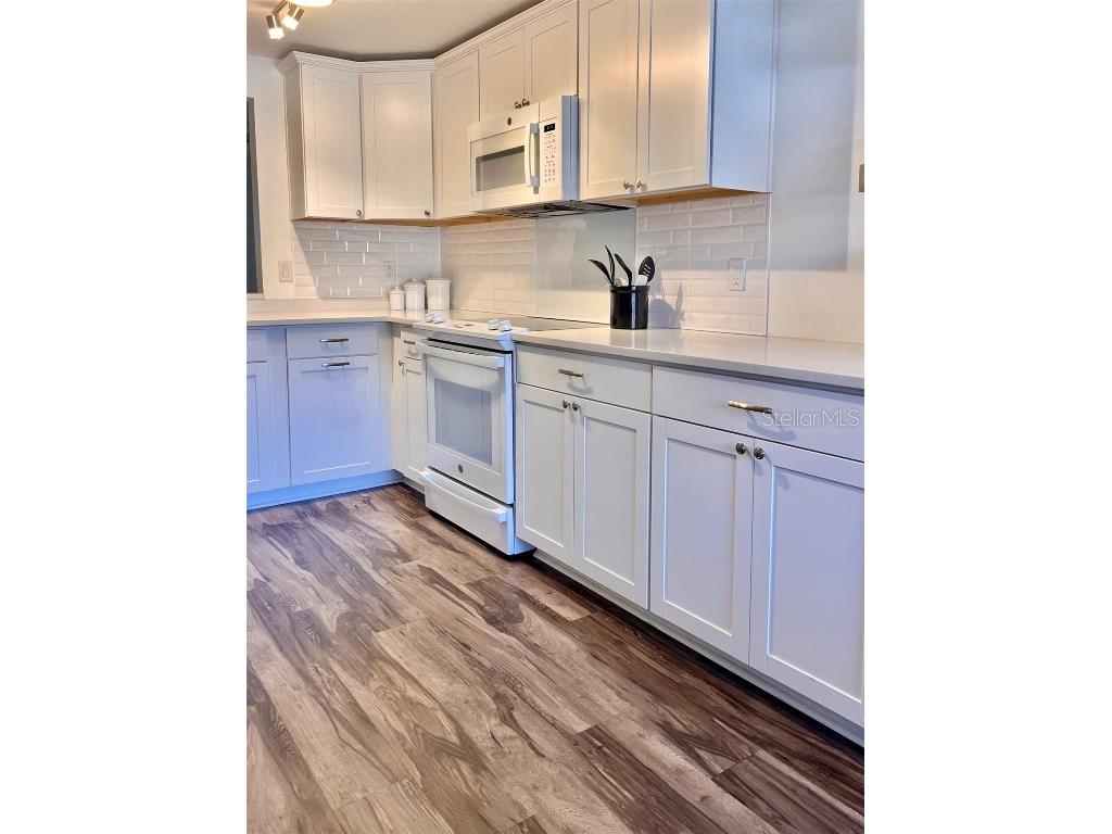 984 Sunridge Drive #J3 Sarasota FL 34234 A4662648 image3