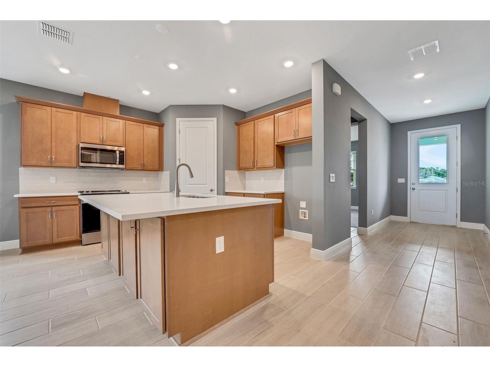 985 Fiesta Key Circle Lady Lake FL 32159 G5107231 image9