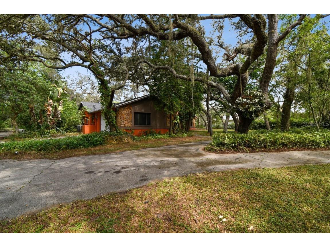9885 Lakeview Drive New Port Richey FL 34654 W7878331 image1
