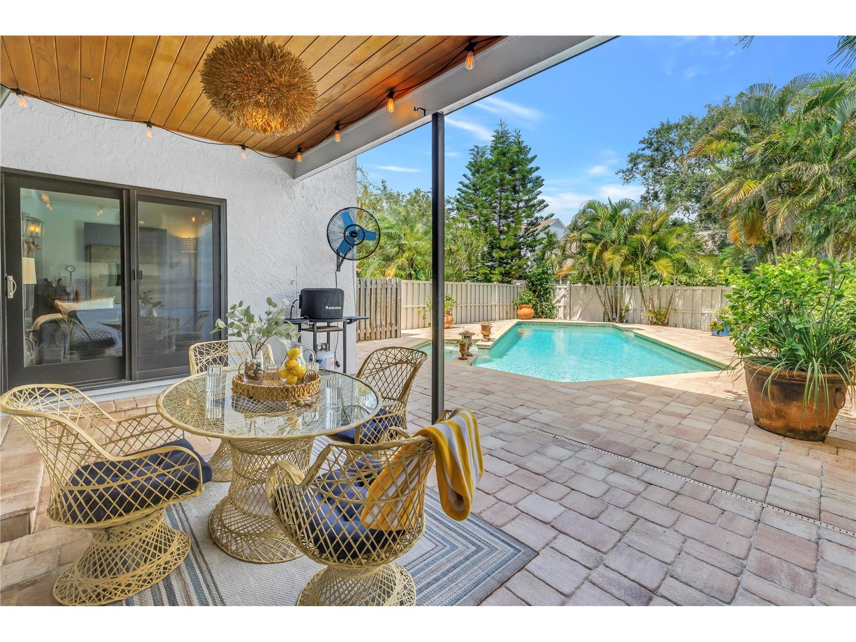 990 San Carlos Court NE Saint Petersburg FL 33702 TB8521003 image1