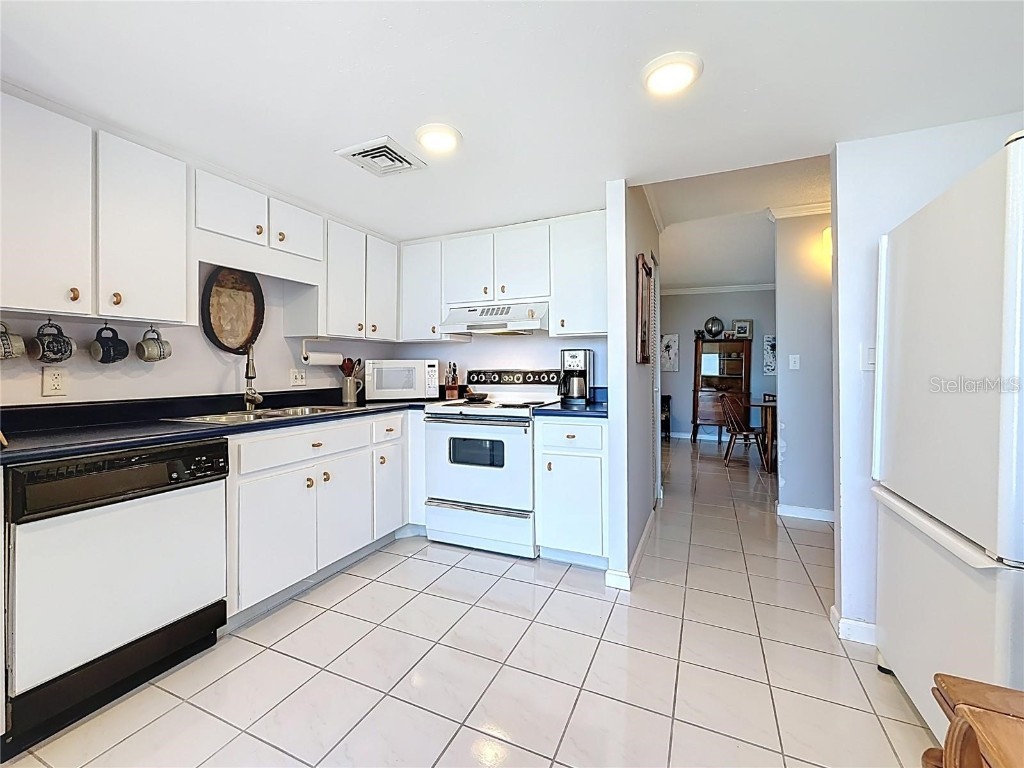 Key Capri Key Capri #301 Treasure Island FL 33706 TB8457372 image11