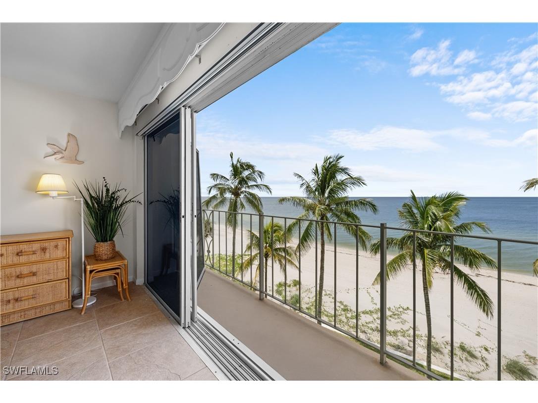 2011 Gulf Shore Boulevard N #44 Naples FL 34102 224073408 image1