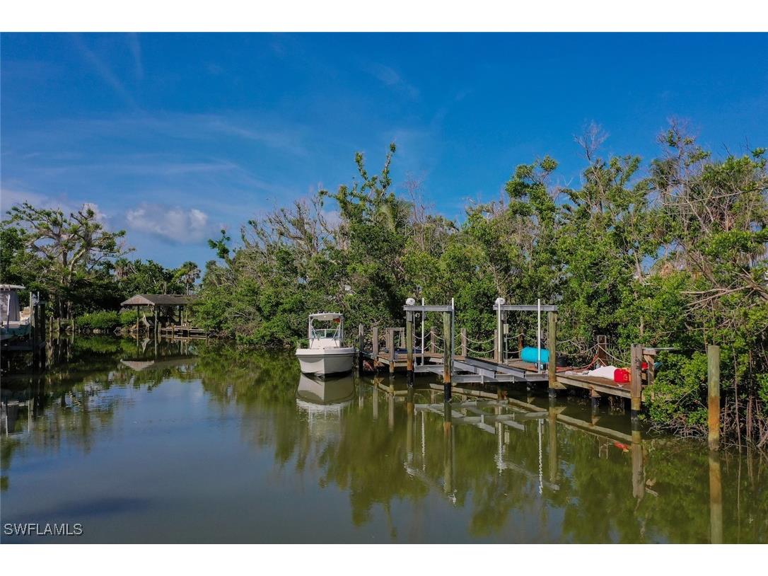 2490 Coconut Drive Sanibel FL 33957 224068812 image12