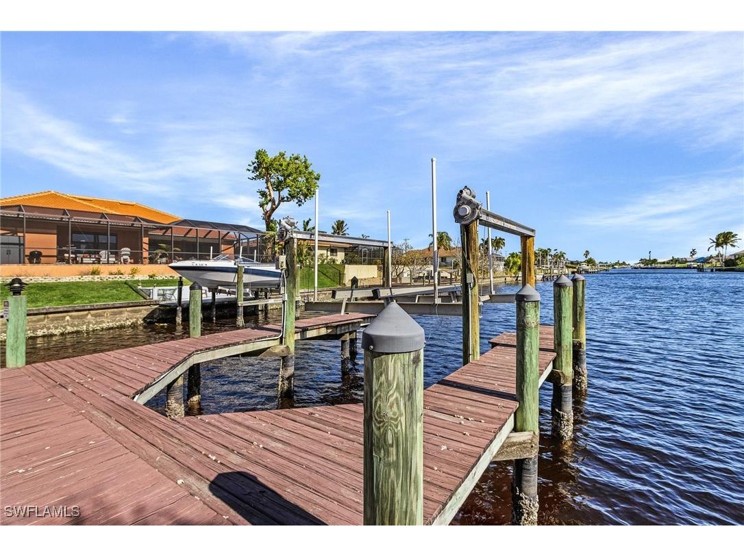 2807 Country Club Boulevard Cape Coral FL 33904 224102110 image1