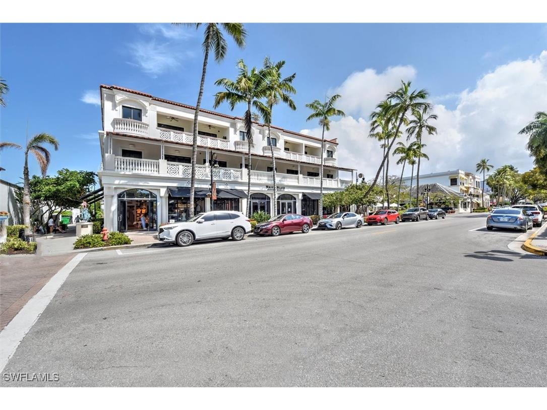 555 5th Ave S #PH-1 Naples FL 34102 225034828 image1